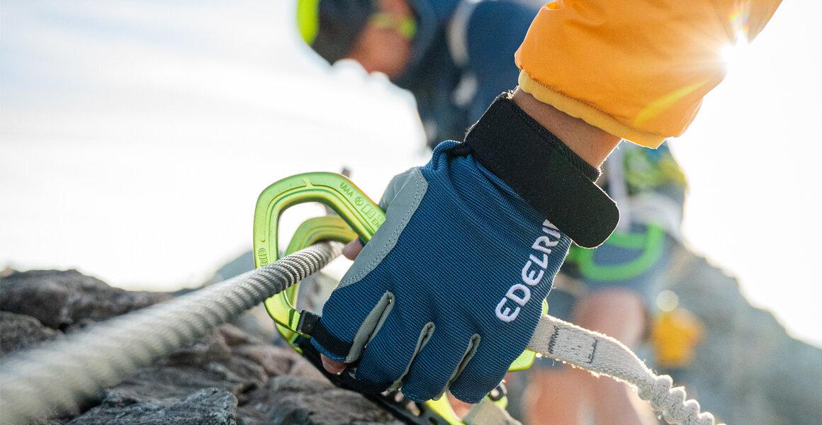 via ferrata-lijn: zicht op een karabiner