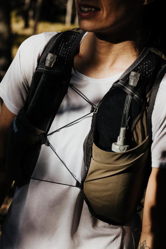 Flessenhouder van een trailvest